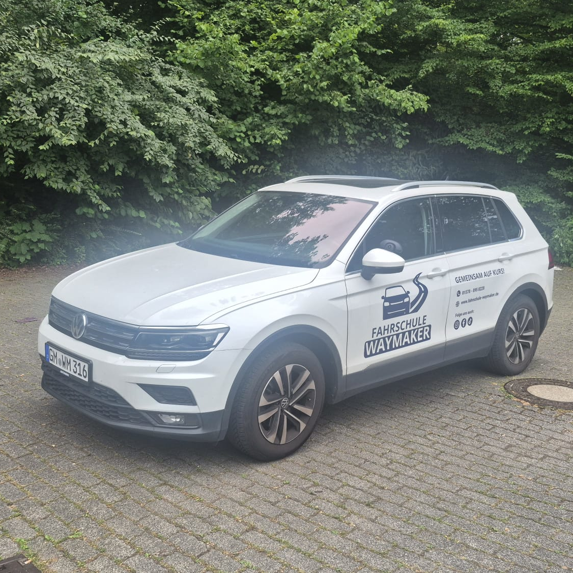 Schaltfahrzeug der Fahrschule Waymaker
