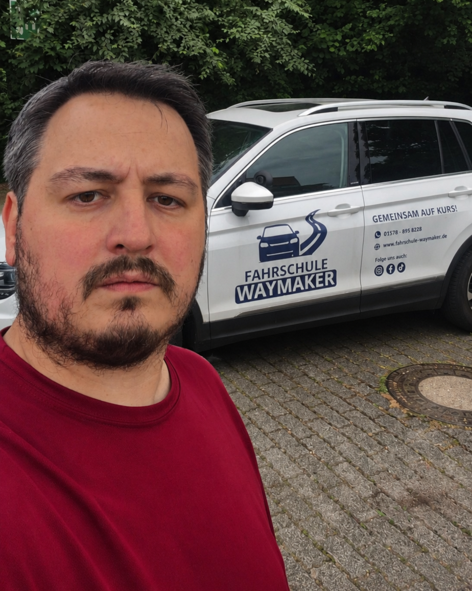 Eddy, Fahrlehrer und Gründer der Fahrschule Waymaker